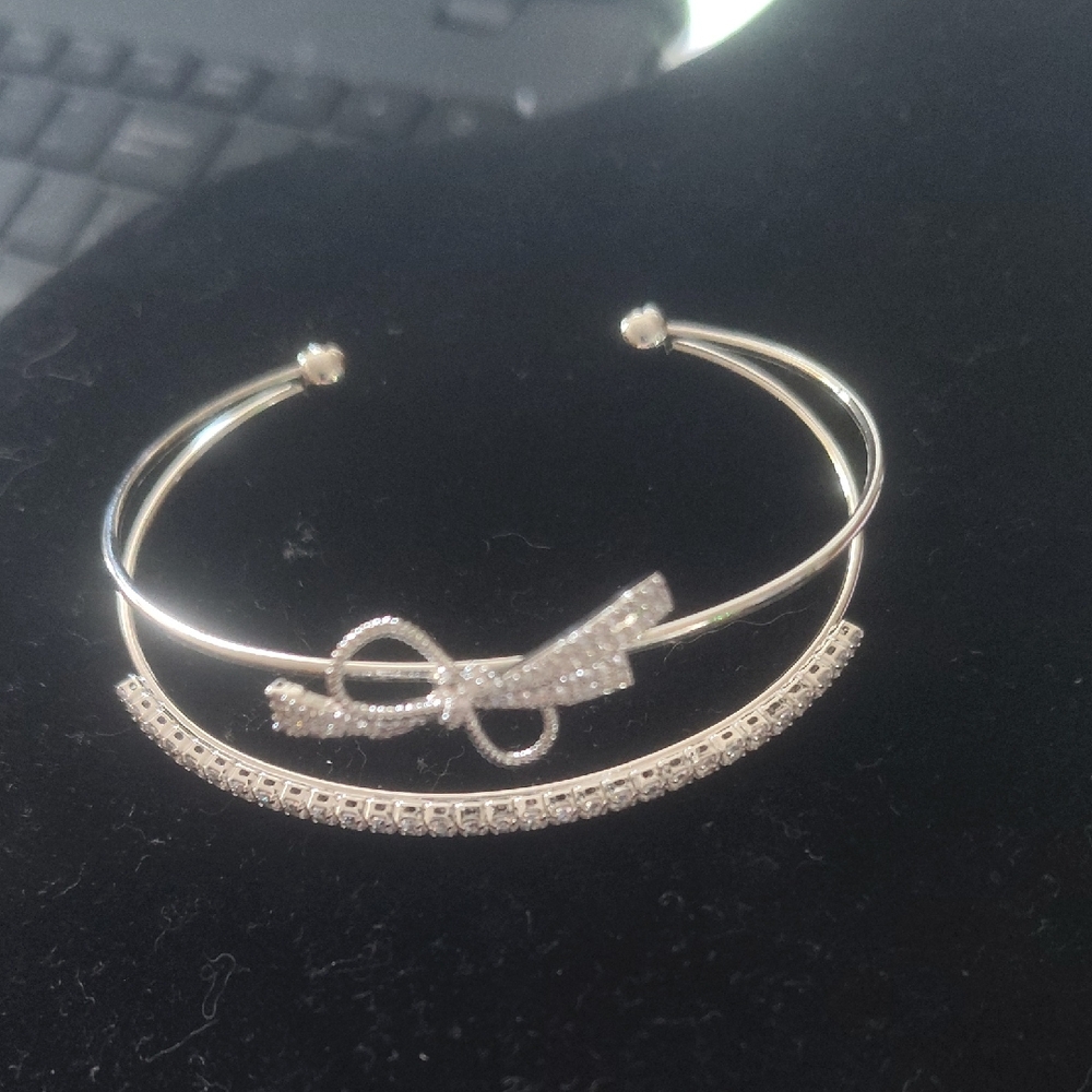 Elegant Silver Bow Bracelet